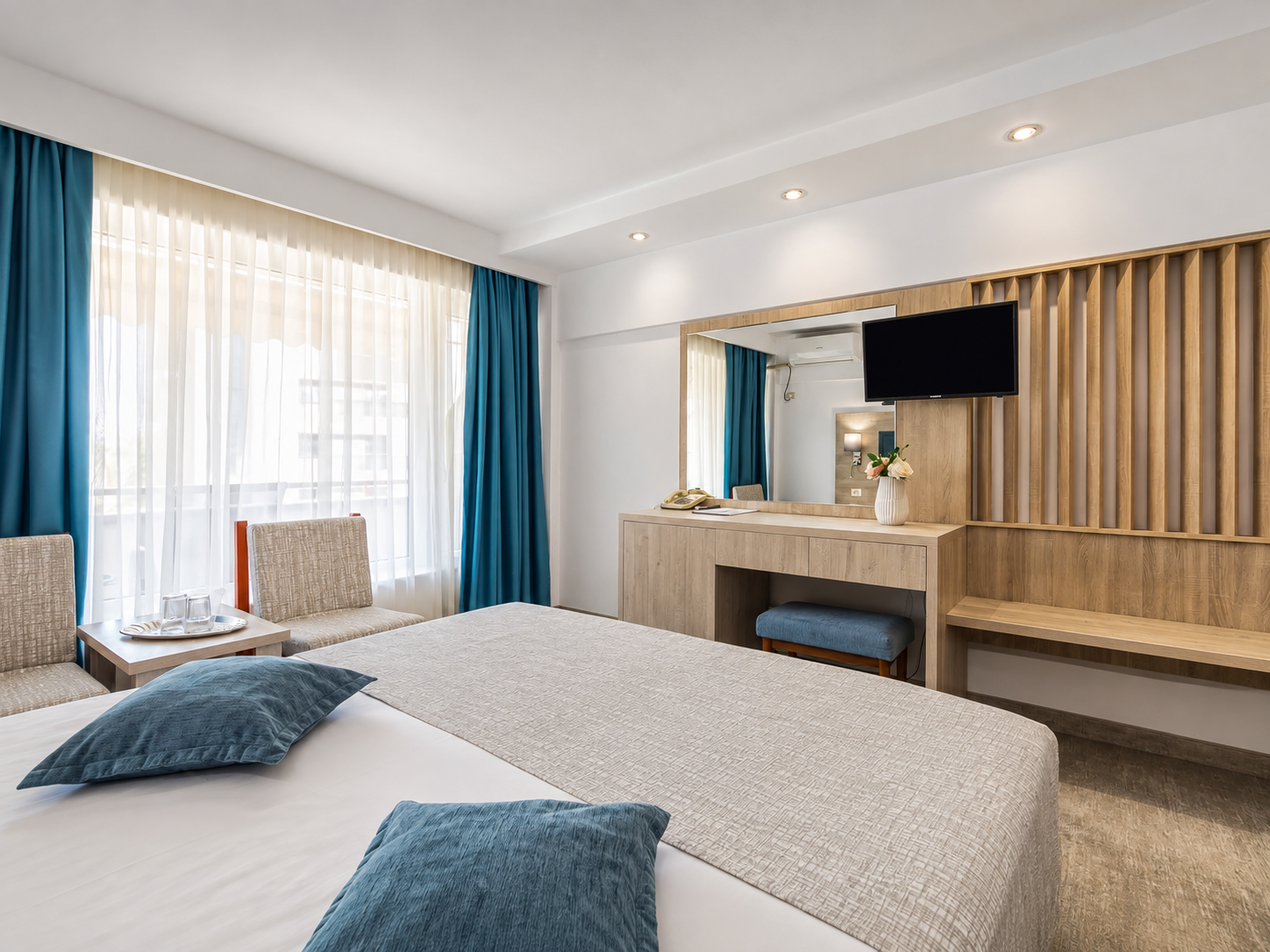 Cameră de hotel Condor Mamaia cu birou-consolă la comandă, panou TV din lemn și lambriu vertical realizat la comandă