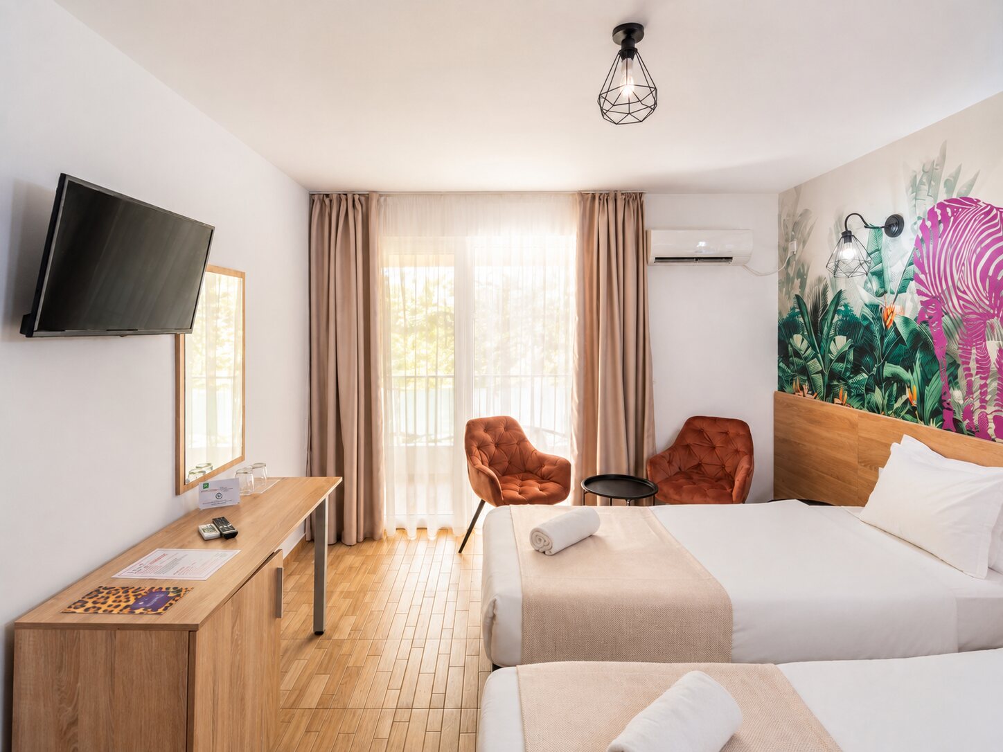 Cameră de hotel finalizată, cu birou lung executat la comandă — proiect Ibis Styles Venus
