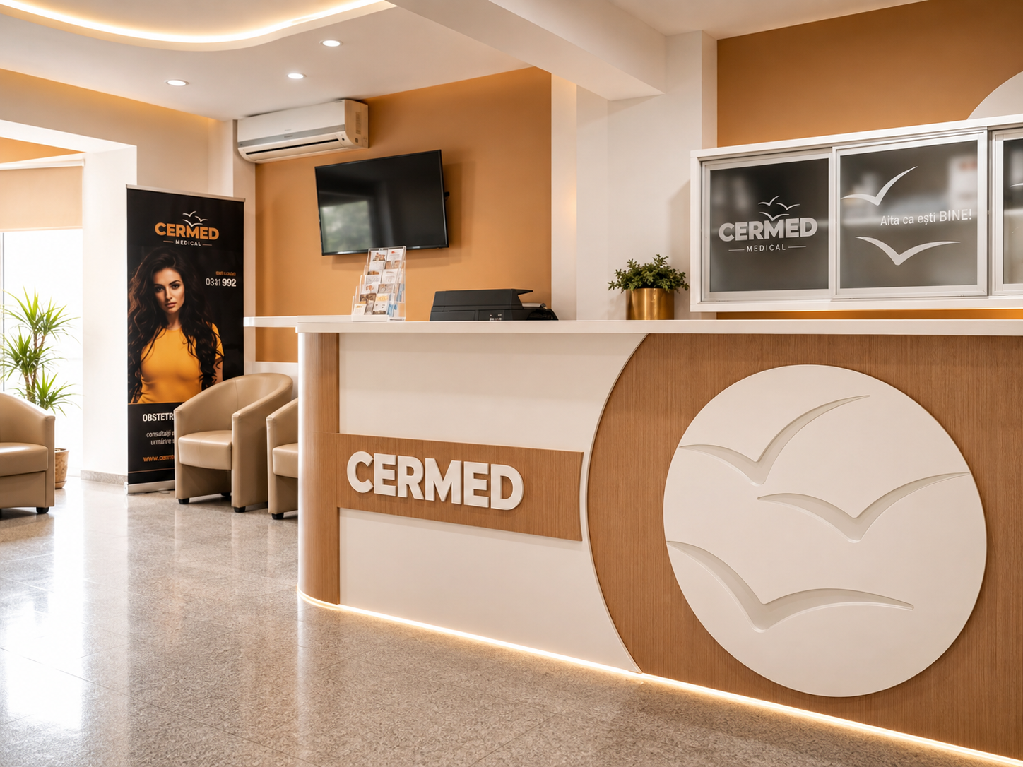 Recepție de clinică medicală Cermed cu birou de recepție la comandă și siglă aplicată