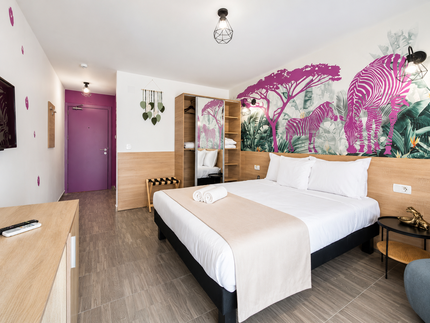 Cameră de hotel Ibis Styles Venus cu mobilier la comandă: pat, dulap și corpuri din lemn deschis